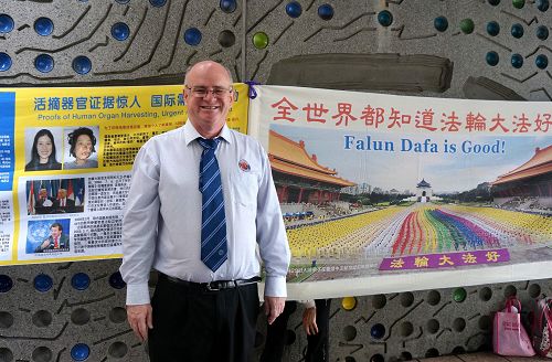 帕拉玛塔市议员安德鲁•威尔逊（Andrew Wilson）前来支持法轮功学员在当地讲真相活动