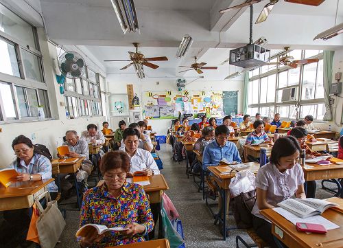 二零一五年三月二十二日，台湾南区部分法轮功学员在高雄市国光中学举办一日学法交流，上午在教室分组学法交流。