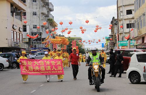 法轮功学员来到了彭亨州文德甲举行新年游行。