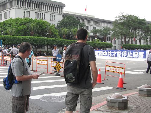 图3-4：法轮功学员的集会吸引路人及游客驻足关注。