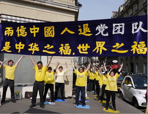 法轮功学员展示功法