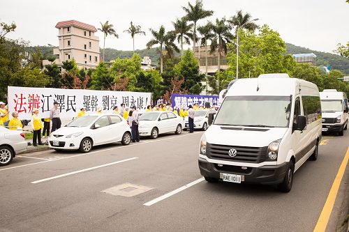 在王宪魁一行人前往故宫博物院路上，法轮功学员抗议声浪不断，责令王宪魁立即停止迫害法轮功。