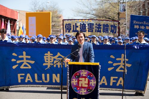 前广州高中教师余春光在集会上发言