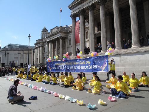 图6-7：法轮功学员在伦敦特拉法特广场集体炼功、广传真相，鼓励民众共同反迫害