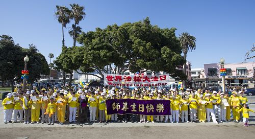 洛杉矶法轮功学员齐唱《师恩颂》和《法轮大法好》。