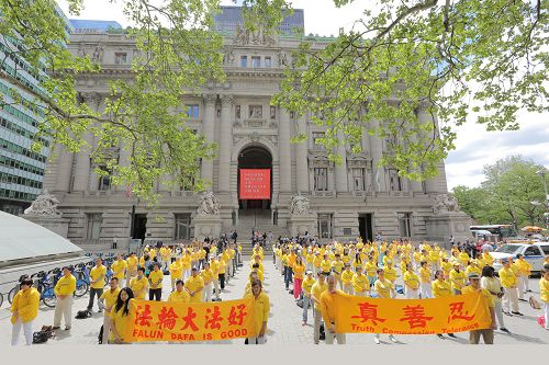 法轮功学员在纽约宝林绿公园集体炼功