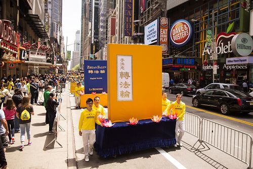 八千多名法轮功学员举行横贯曼哈顿市中心的盛大游行