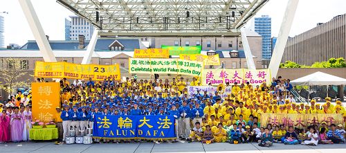 二零一五年五月十七日，多伦多法轮功学员在市政广场庆祝法轮大法传世二十三周年。