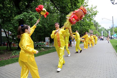 法轮功学员表演的舞蹈，腰鼓和舞龙，吸引很多人的目光