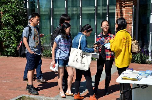 法轮功学员向中国游客介绍法轮功真相