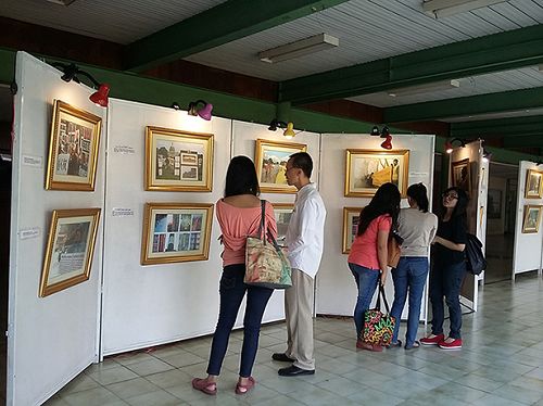 学校师生观看图片展