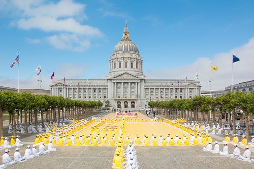 四百多名法轮功学员在旧金山市府前排字炼功