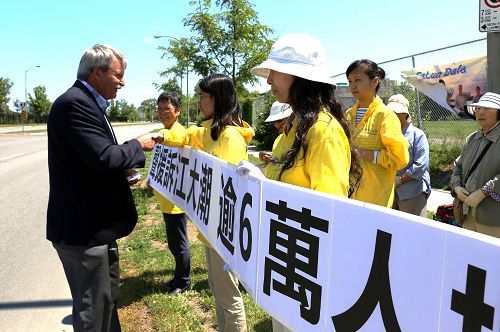 七月十五日，安大略省议员麦克劳伦（Jack MacLaren）到场声援法轮功学员诉江