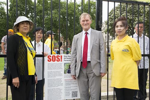 图6：英国国会议员大卫•阿弥斯（David Amess MP）前来活动现场，表示对法轮功学员的支持。