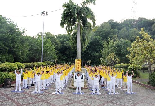 图4-7：七月十九日七二零前夕，部分法轮功学员来到巴生人民公园举行了集体炼功。