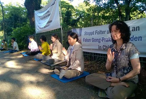 图：德国北部的法轮功学员于二零一五年七月二十日在汉堡中领馆前和平请愿，抗议和呼吁制止迫害。