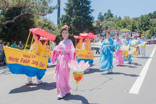 法轮功学员参加拉克斯波市独立日庆祝游行