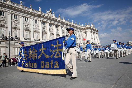 二零一四年十月四日欧洲法会期间，西班牙马德里游行队伍中的天国乐团