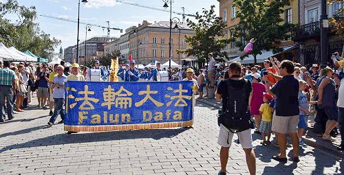 天国乐团走进老城终点站 市民纷纷拍照