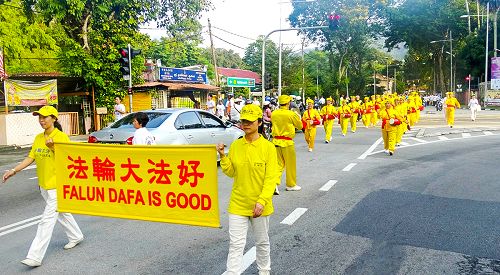 图1-4：法轮大法游行队伍应邀参加“槟城和平之跑”，并在交通警察和志愿警卫队的协助开路下，引领嘉宾与民众们步行了全程。