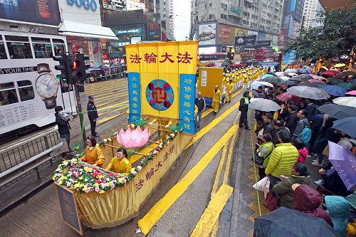 法轮功学员的游行队伍，沿途吸引许多游客和市民观看。