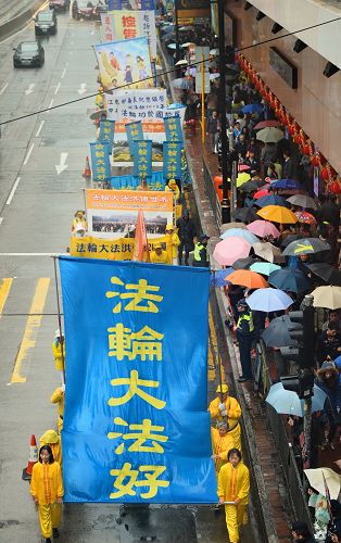 法轮功学员的游行队伍将真善忍的福音传遍大街小巷，也为大众带来未来人类的希望。