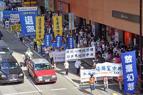 图12-15：法轮功学员的游行队伍向民众传递真相。