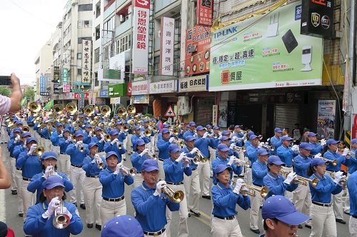 '图1～2：天国乐团受邀在双十游行中担任开道，引领游行。'