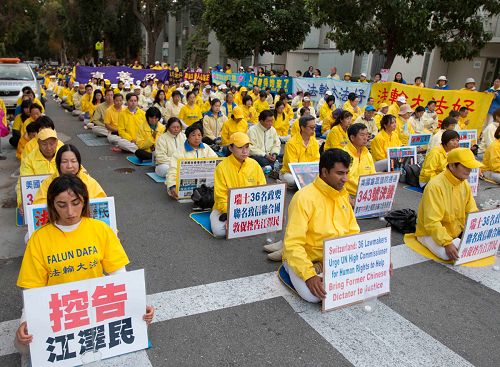 图1：二零一六年十月二十二日傍晚五点多，来自各国的部分法轮功学员来到旧金山中领馆前静坐，继续传递“真、善、忍”的美好，呼吁各界的支持，帮助制止持续了十七年的、中共对法轮功学员的迫害，要求法办迫害元凶江泽民。