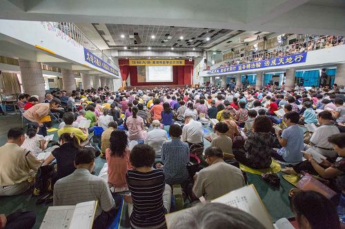 '图1、2：台湾南部地区部份法轮功学员，在台南市永康国中活动中心学法交流，大家比学比修，互勉精進。'