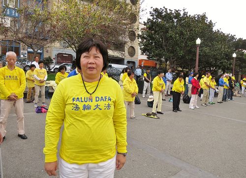 图2：林银雪女士参加法轮功旧金山大游行，在终点站花园角公园。