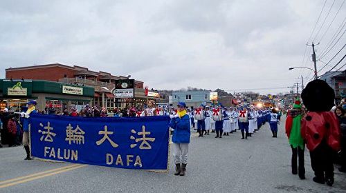 '图3：法轮大法天国乐团的队伍引领整个游行队伍穿越舍布鲁克市'