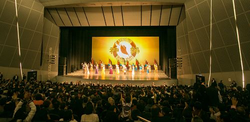 图2：3月1日晚，神韵巡回艺术团在普埃布拉市大都会剧院4千多观众热烈的掌声和欢呼声中完美落幕。