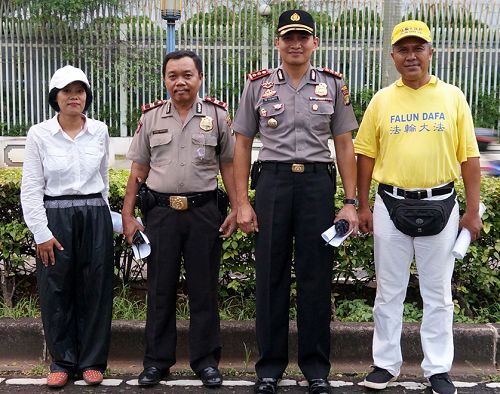 当地警官与参加活动的法轮功学员合影