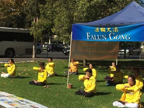 法轮功学员打坐炼功，宁静祥和。