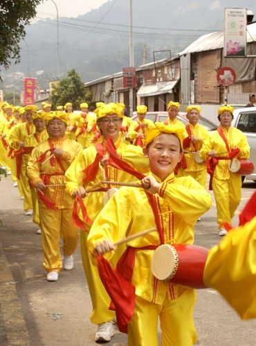 图1-4：二零一六年五月二日，法轮功学员在雪兰莪州安邦太子园举办游行活动，与民众同庆、同祝“世界法轮大法日”，获得民众的欢迎。