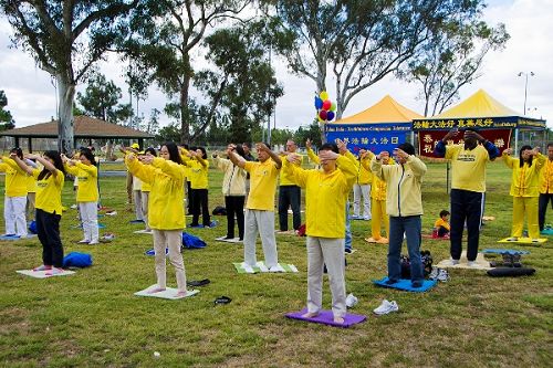 图1-3：二零一六年五月八日上午，圣地亚哥的法轮功学员来到Mira Mesa公园集体大炼功，庆祝世界法轮大法日，并恭贺李洪志师父华诞。