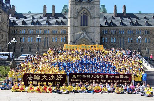 图1-3：五月十日，加拿大东部部分法轮功学员在首都渥太华国会山前，庆祝世界法轮大法日。法轮功学员当天以炼功、打坐，天国乐团游行、歌舞和真相展的方式庆祝法轮大法弘传世界二十四周年。图为集会现场。