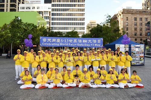 图1：澳洲昆士兰法轮功学员庆祝世界法轮大法日