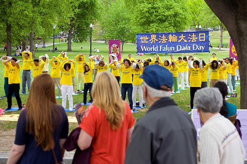 过往游客观看法轮功学员集体炼功