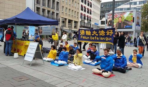 法轮功学员在杜塞尔多夫市中心的Schadow广场展示功法