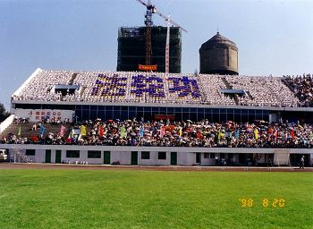 法轮功学员在看台上排出“法轮功”三个大字