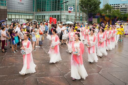 图6：仙女队伍沿途送给民众精心制作的小莲花