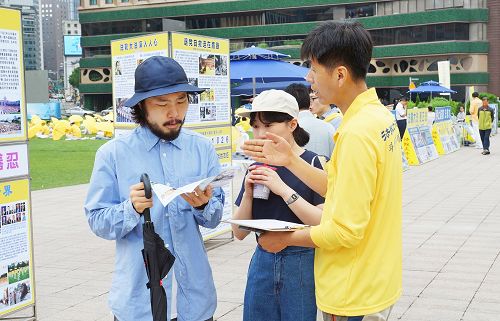 图15～16：通过当天的反迫害活动，很多市民了解了法轮功真相。