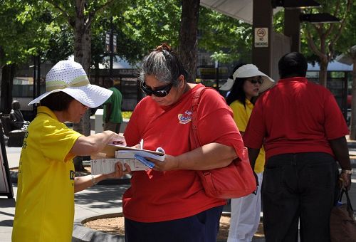 民众踊跃签名支持法轮功