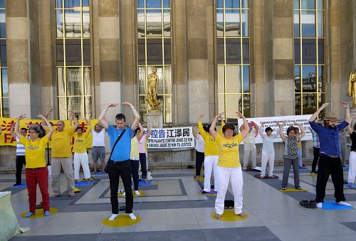 图1-5：二零一六年八月七日星期日下午，法国法轮功学员在巴黎人权广场传播法轮功的真相，许多游客驻足了解。