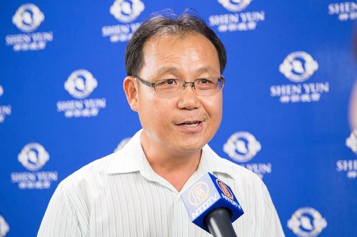 '图10：台东市光明爱心协会理事长陈金溪赞叹神韵音乐真是天籁之音，馀音绕梁。'