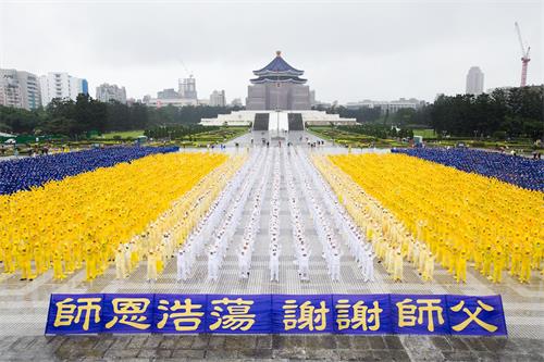 图7～8：虽然雨不断，但是法轮功学员仍然祥和的炼功。