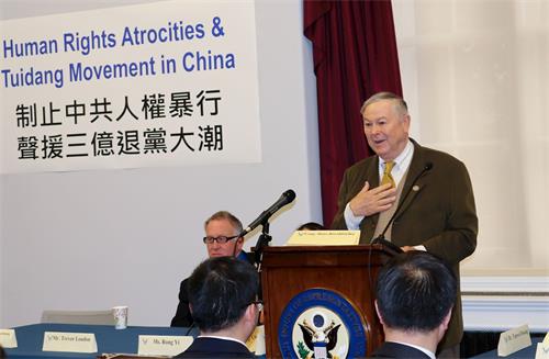 '图6：美国众议院资深议员达纳·罗拉巴克（Dana Rohrabacher）在研讨会上发言。'