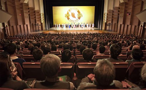 二零一七年一月三十日下午两点，美国神韵纽约艺术团于东京文京市民会馆演出结束谢幕盛况。